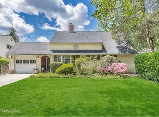 24 Hope Ln, Hicksville, NY