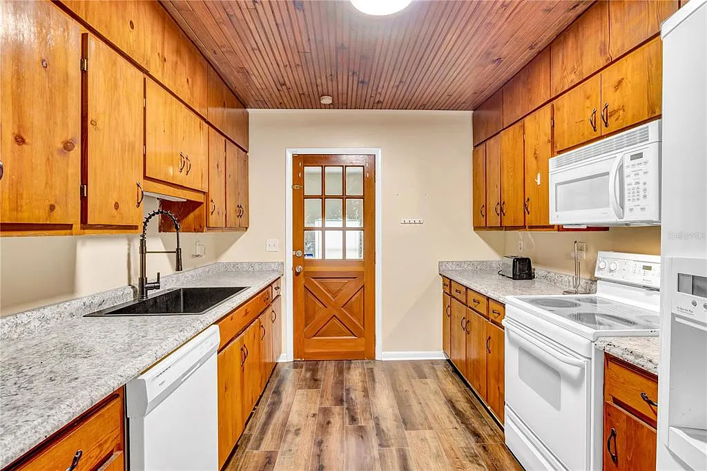3 bed, 2.0 bath, 1500 sqft, $2,395 — Photo 3