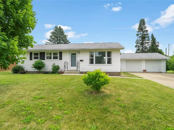 913 Southhaven Dr, Monticello, IA 52310