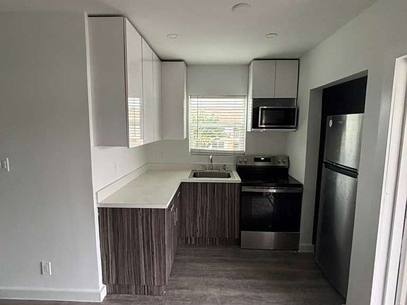 5th image of 906 N Riverside Dr #1