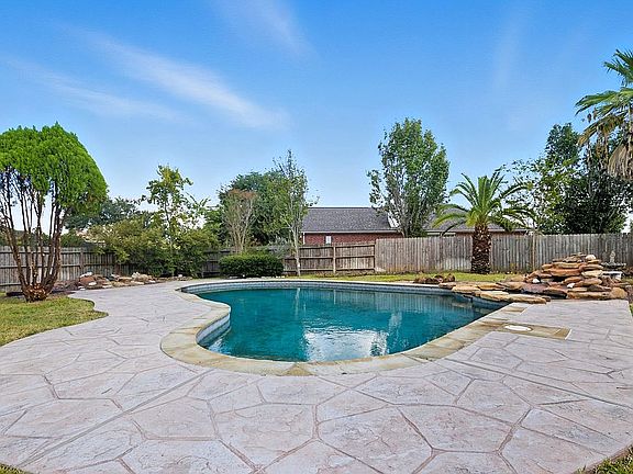 3rd image of 6738 Laguna Trace St