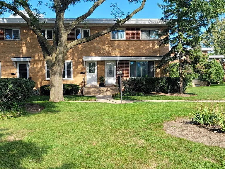 445 E Lincoln St — Photo 1