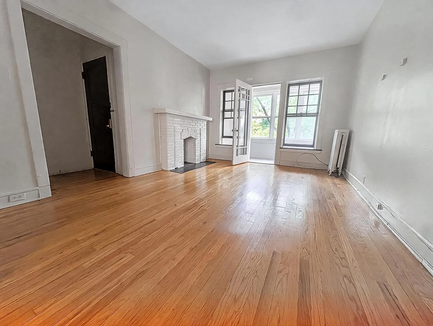 Large and Bright 1-bed/1-bath in Edgewater - Close to LUC! — Photo 4