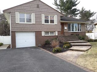 10 Flo Dr, Syosset, NY 11791