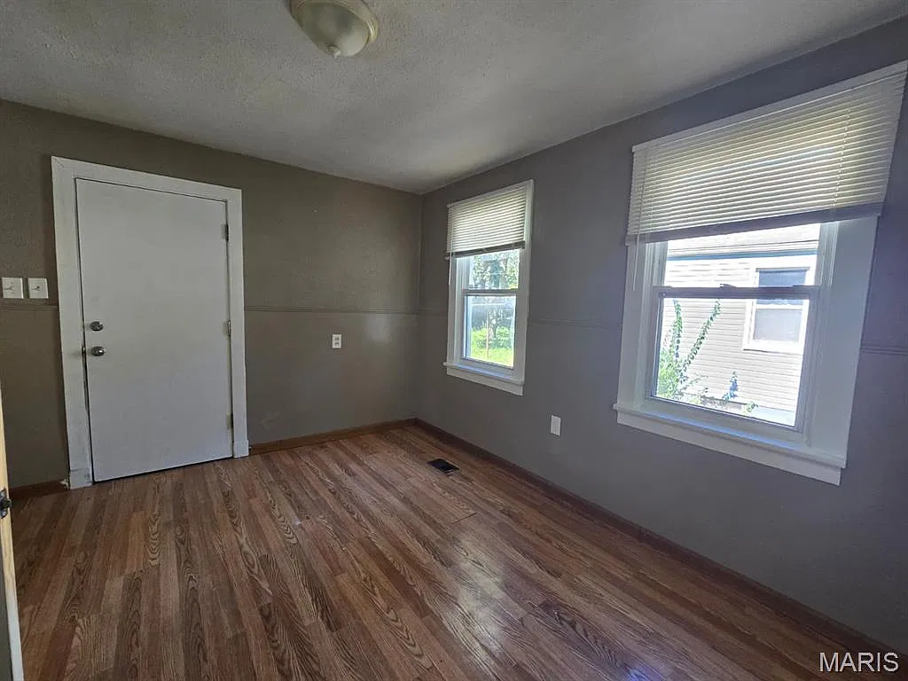 3 bed, 1.0 bath, 902 sqft, $1,400 — Photo 2