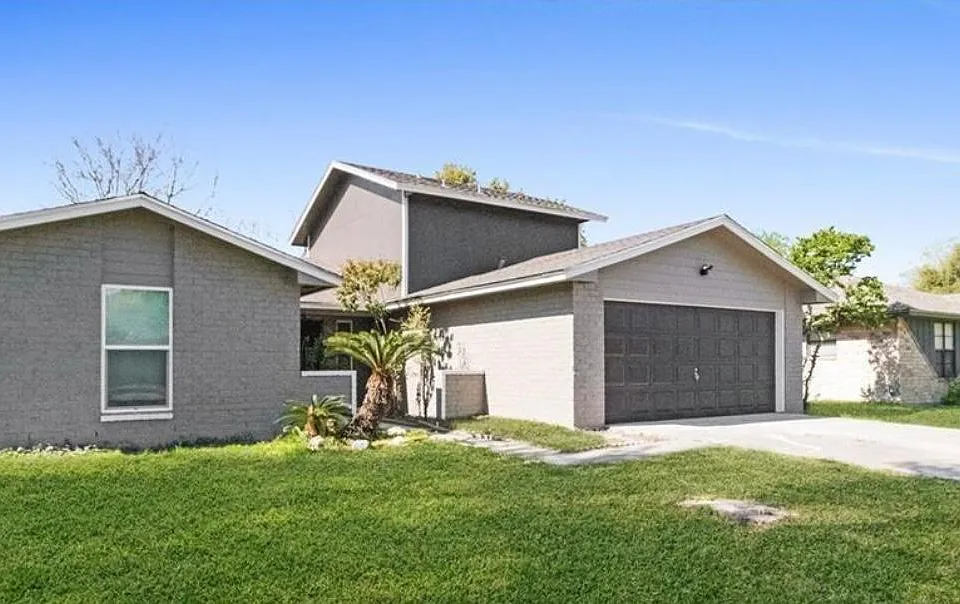 4805 Fern Forest Cir
