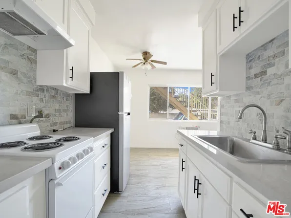 7228 Allott Ave #3, Van Nuys, CA 91405