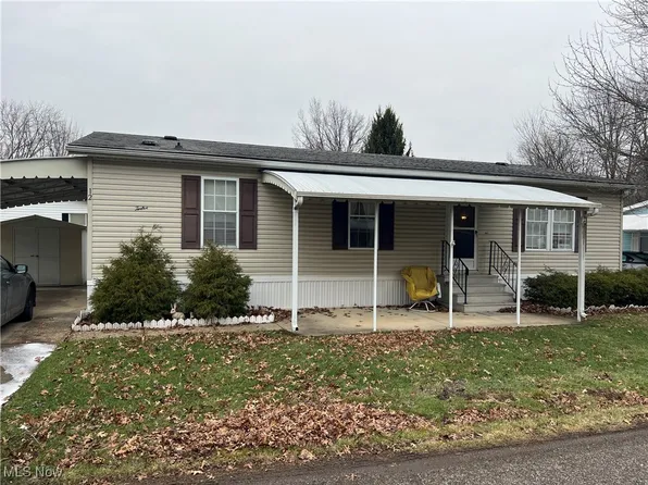 12 Maple Dr, Olmsted Falls, OH 44138