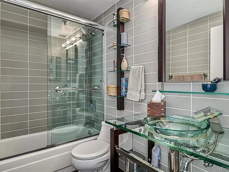 Full-sized bathroom