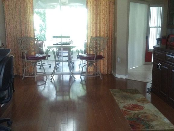 Entry Room w/built-in Desk/B