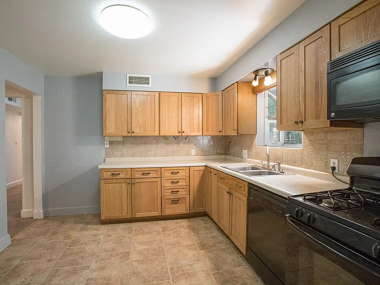 637 E Zuni Dr — Photo 8
