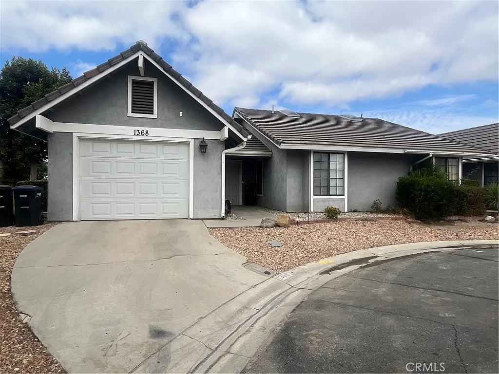 2 bed, 1015 sqft, $1,600 — Photo 1