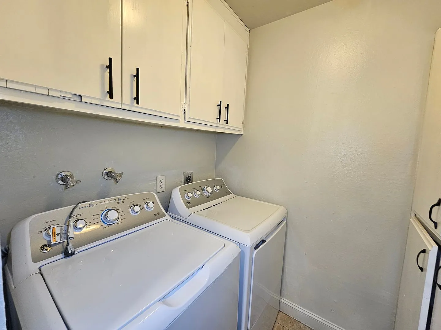 Sunny and Bright 2 Bedroom Townhome in Vallejo CA — Photo 4