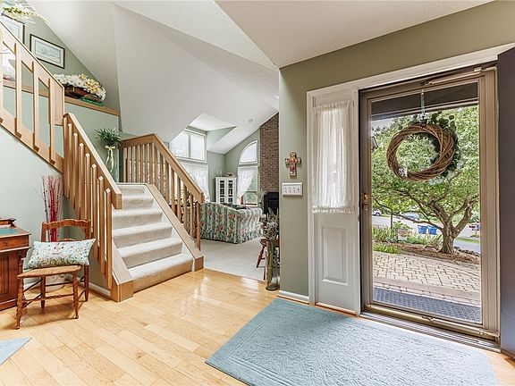 4th image of 46 Putting Green Ln