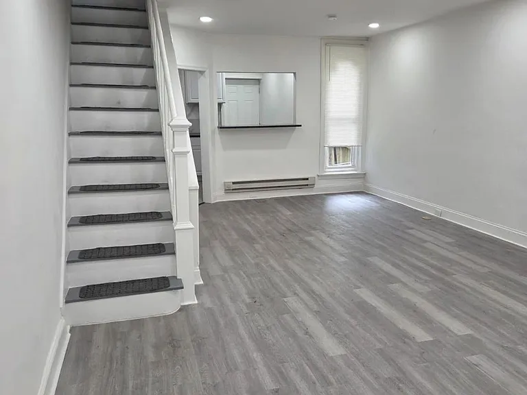 558 E Herman St — Photo 2