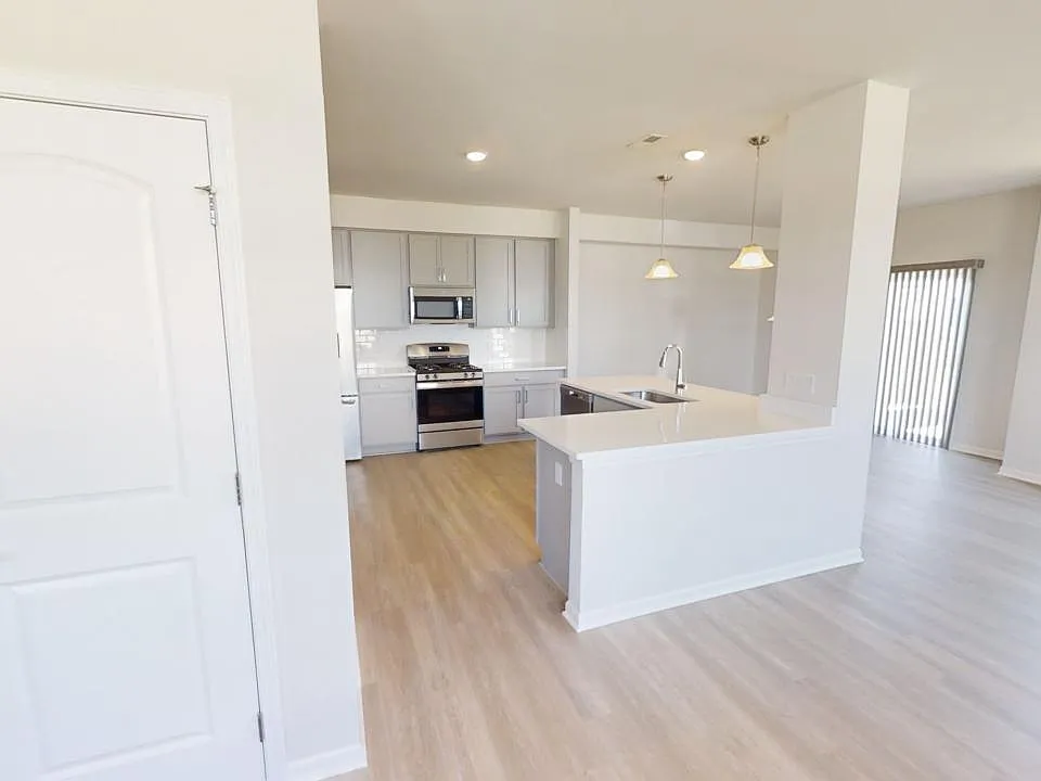 2201 Mill Ln
