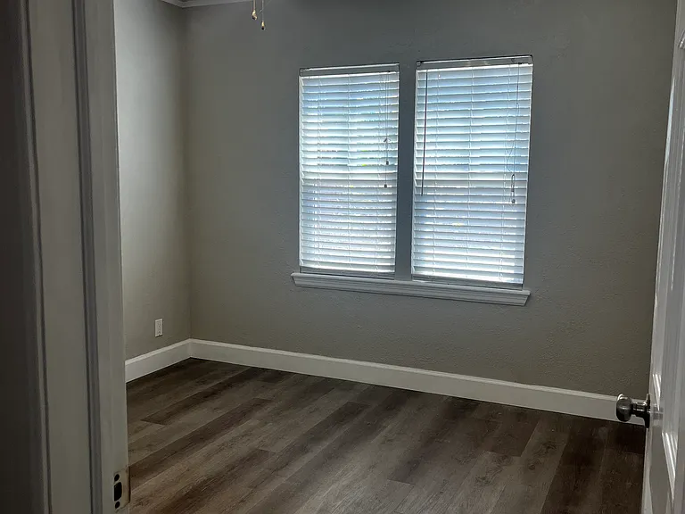 326 E Young Pl — Photo 15
