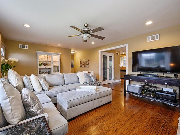 4th image of 279 Evergreen Dr