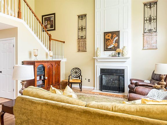3rd image of 485 Amberley Dr