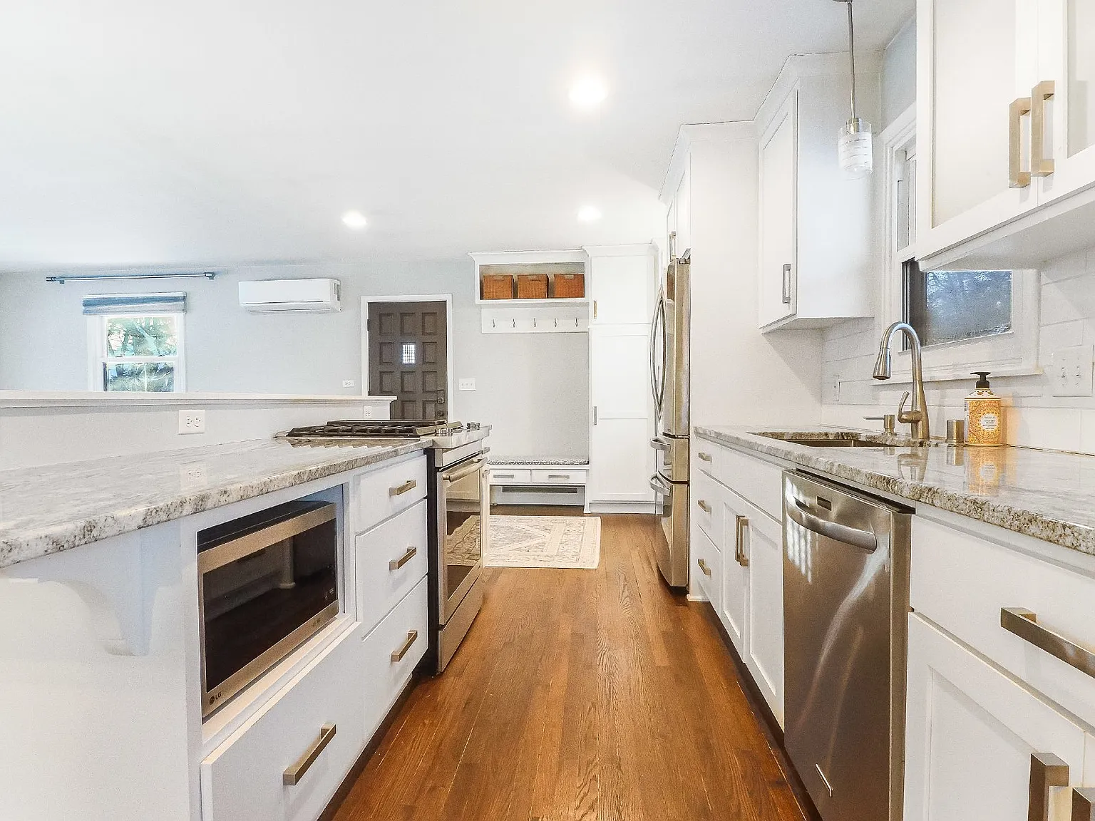 2 bed, 1.0 bath, 1200 sqft, $2,450 — Photo 1