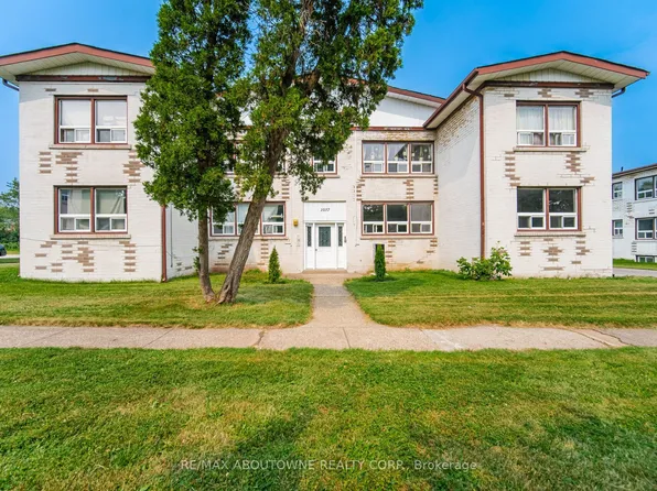1037 Churchill Ave #1, Oakville, ON L6H 2A7