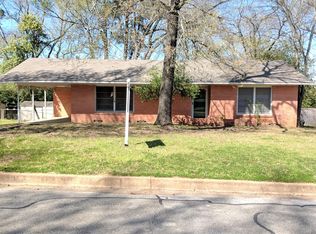 114 Brierwood Dr, Palestine, TX 75801