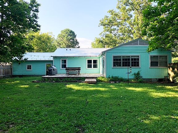 2nd image of 915 W Lawson St