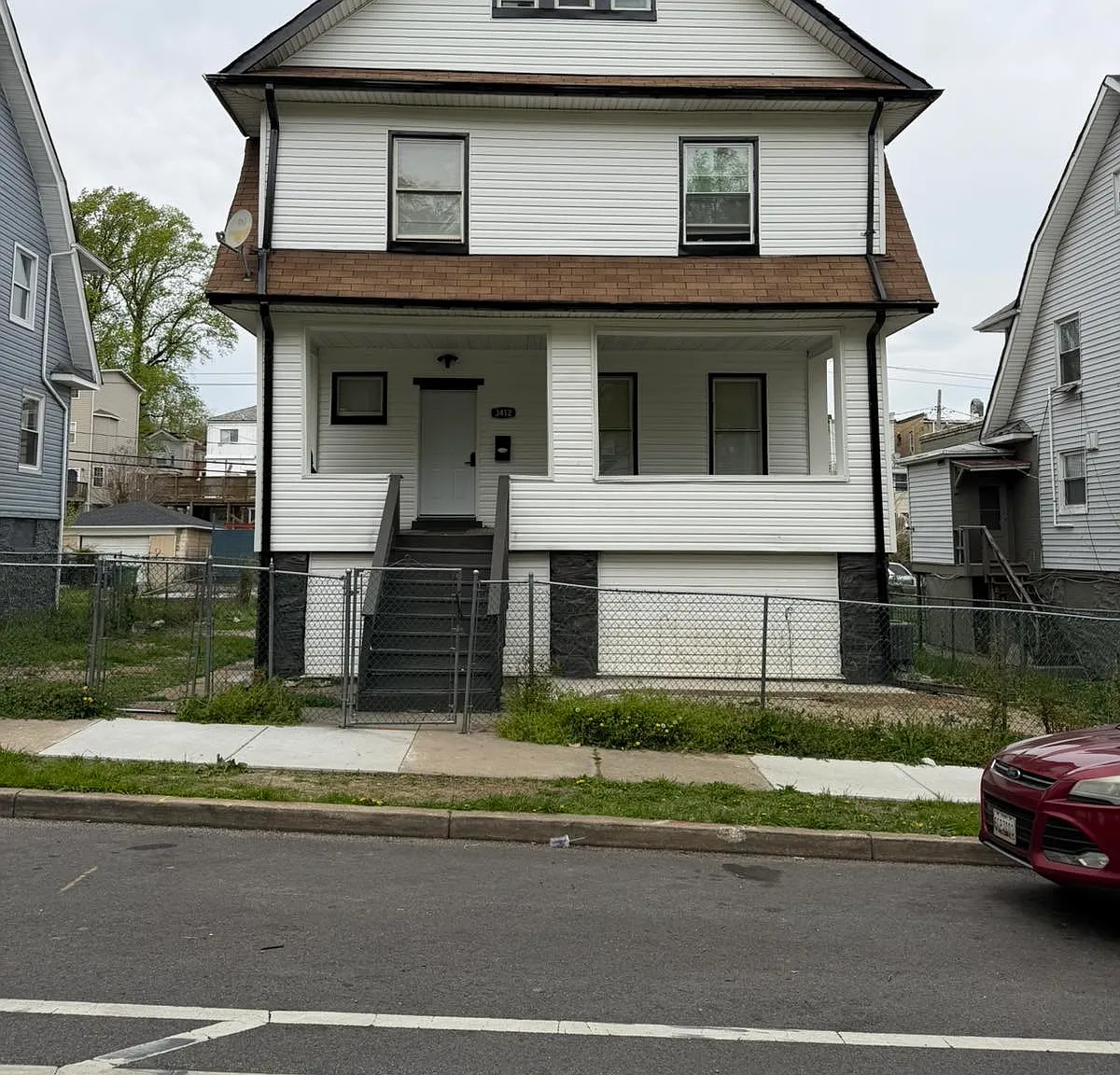 4 bed, 100 sqft, $700 — Photo 1