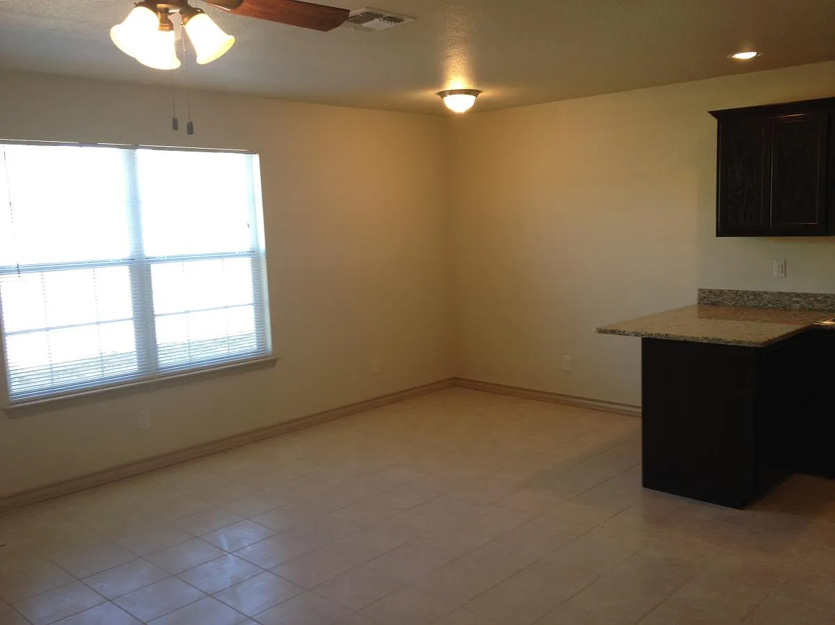 3 bed, 1280 sqft, $1,525 — Photo 2