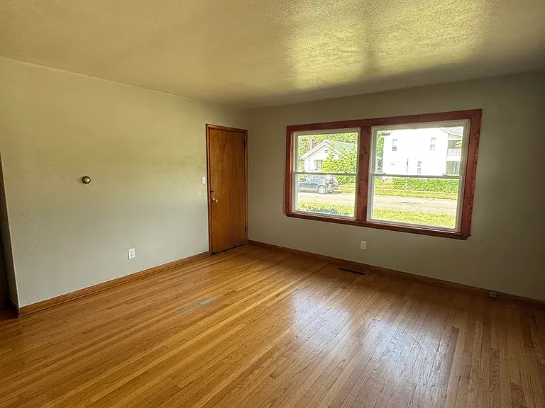 2323 Douglas St — Photo 7