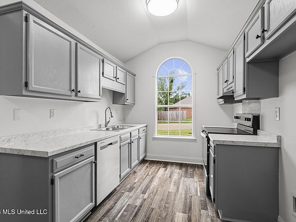 3rd image of 303 Audubon Cir