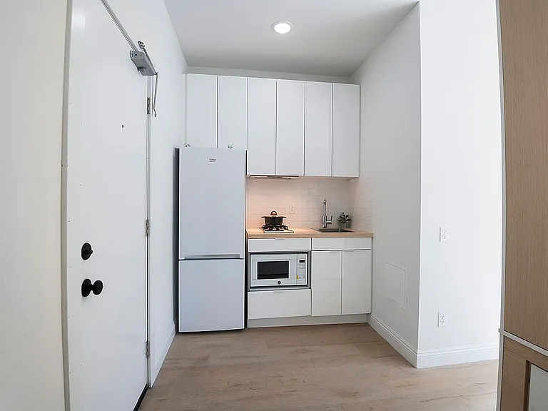 8th Street Studios Near Downtown Los Angeles Move-In Special — Photo 43