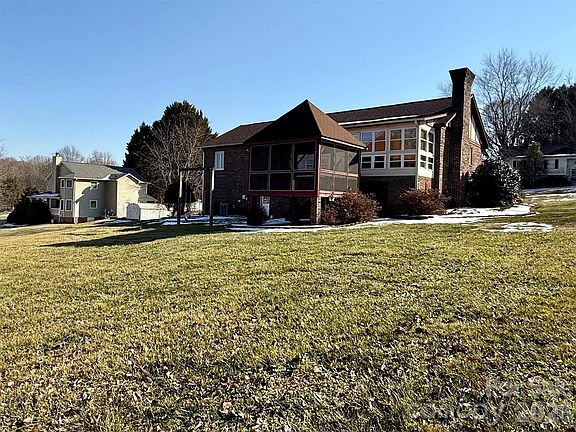 4th image of 1015 36th Avenue Ct NE