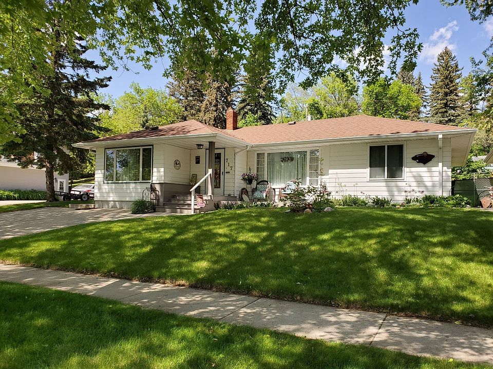 2nd image of 717 5th St NE