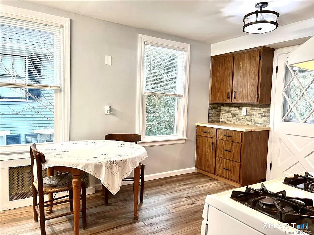2 bed, 1.0 bath, 2010 sqft, $1,800 — Photo 2