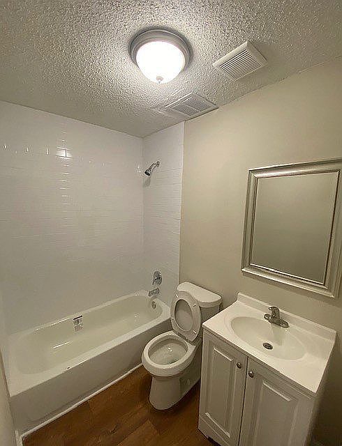 2nd image of 1626 Robin Hood Ln