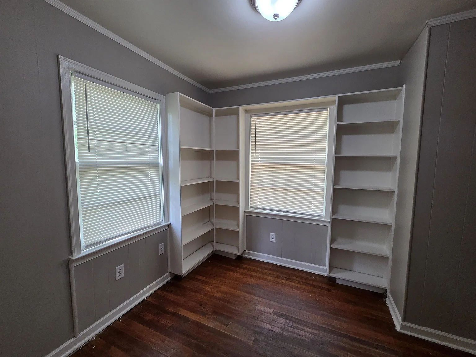 3 bed, 1.0 bath, 1002 sqft, $995 — Photo 2