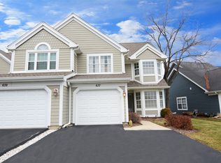 637 Kingsbridge Dr, Carol Stream, IL 60188
