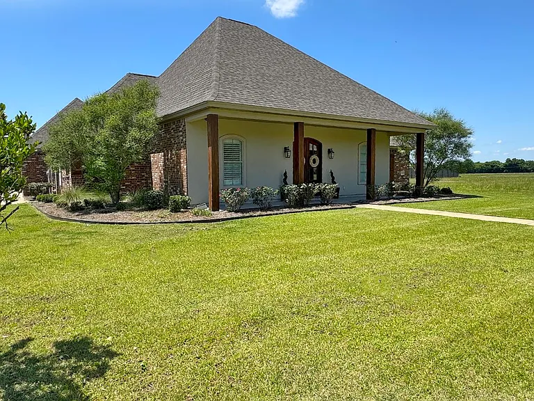 210 Bayou Trace Dr — Photo 1