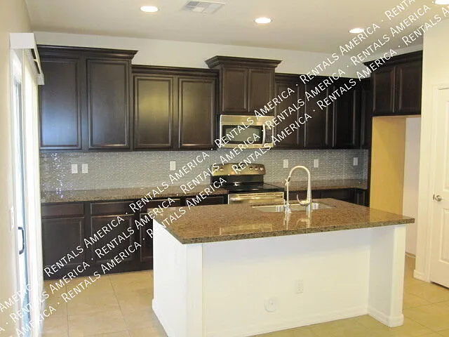 Beautifully Updated Chandler Home in Gated Nicholas Point Community — Photo 4