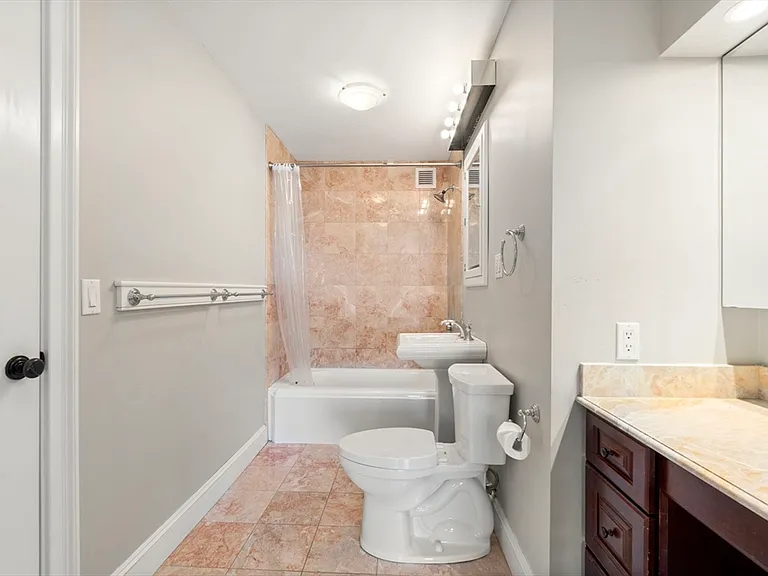 85 E India Row #15E — Photo 15