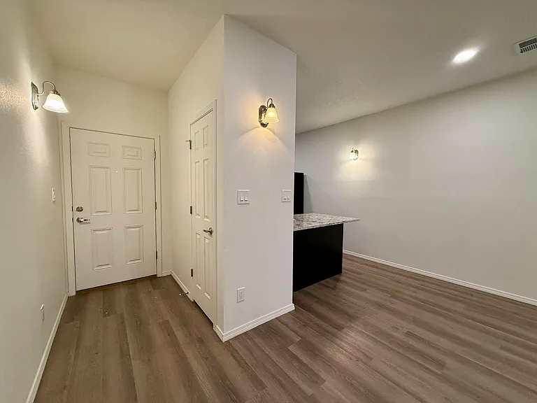 267 San Clemente Ave NW — Photo 2