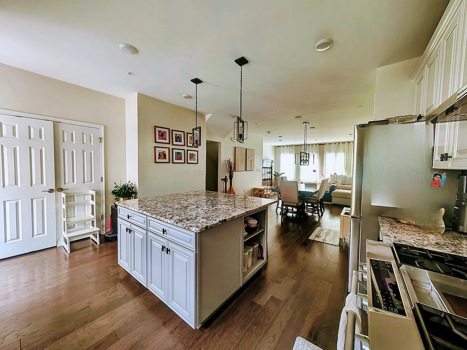 4 bed, 3.5 bath, 1950 sqft, $4,900 — Photo 3