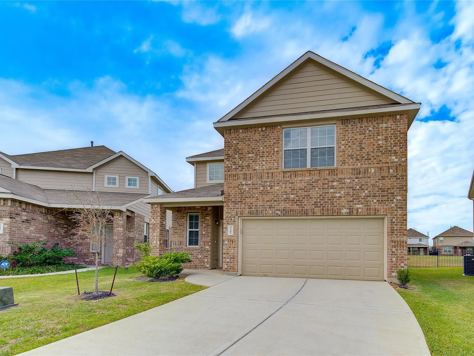 4 bed, 2.5 bath, 2462 sqft, $2,350 — Photo 2