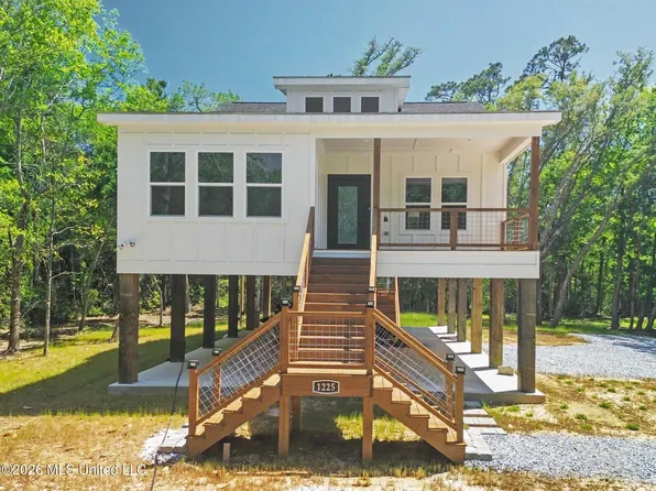 1225 Taranto St, Waveland, MS 39576