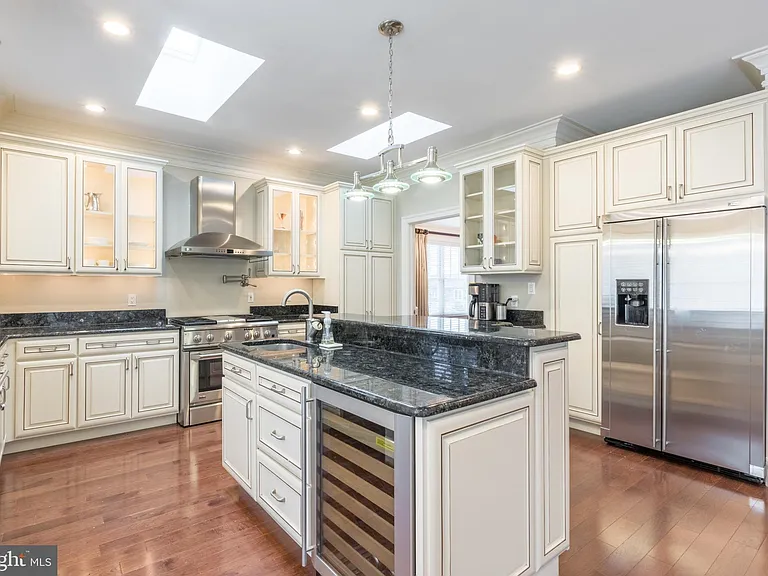 2138 Patrick Henry Dr — Photo 11
