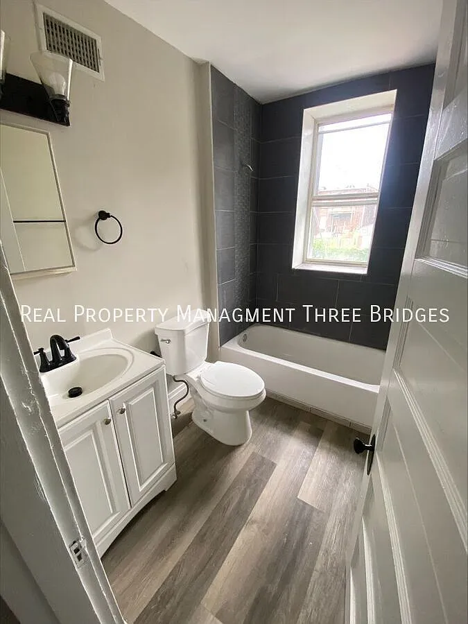 Tower Grove South 2br/1ba - First Floor Flat — Photo 2