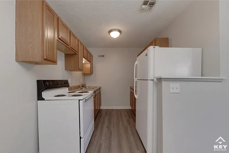 3 bed, 990 sqft, $800 — Photo 4