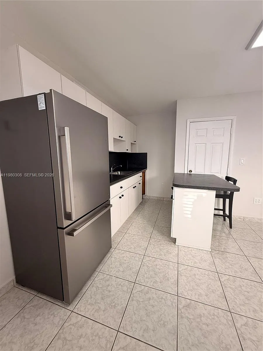 Building Photo - 3666 SW 24th Ter #R
