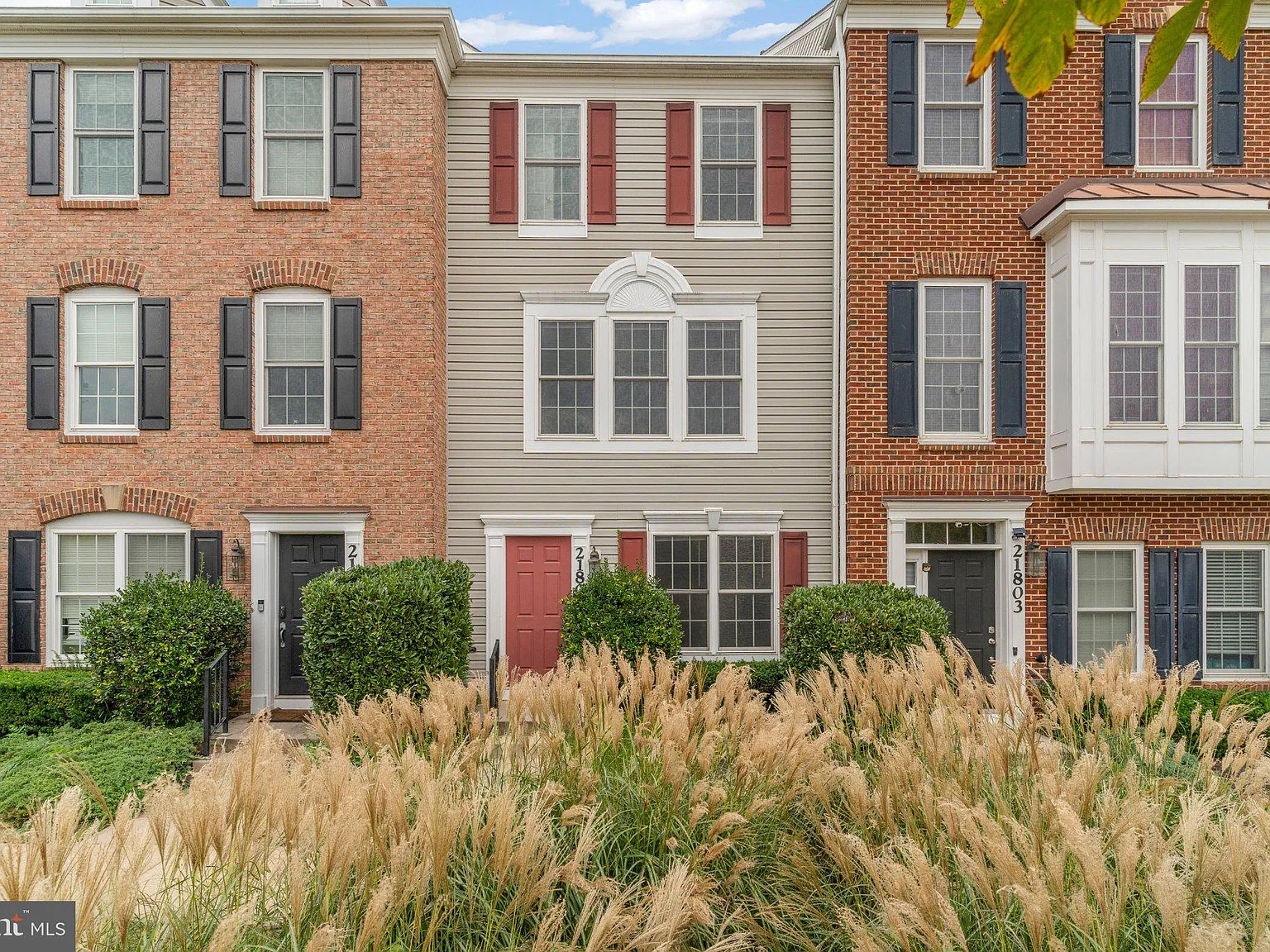 3 bed, 1.5 bath, 1439 sqft, $3,000 — Photo 1
